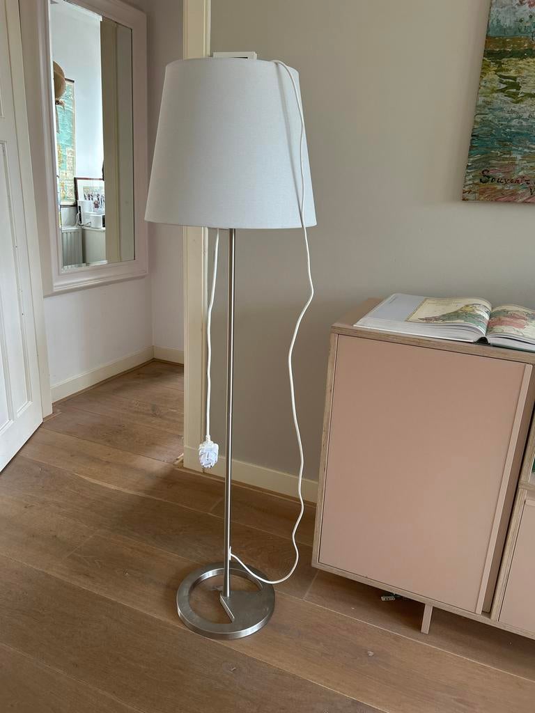 IKEA staande lamp met witte kap, Huis en Inrichting, Lampen | Vloerlampen, Ophalen, Gebruikt, Metaal, 150 tot 200 cm