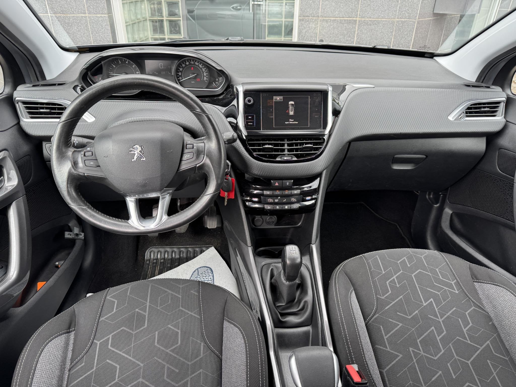 Peugeot 2008 1.2 PureTech NW DISTRIBUTIE-AIRCO-CLIMA-PDC-DAB, Auto's, Voorwielaandrijving, Euro 5, Stof, 1199 cc