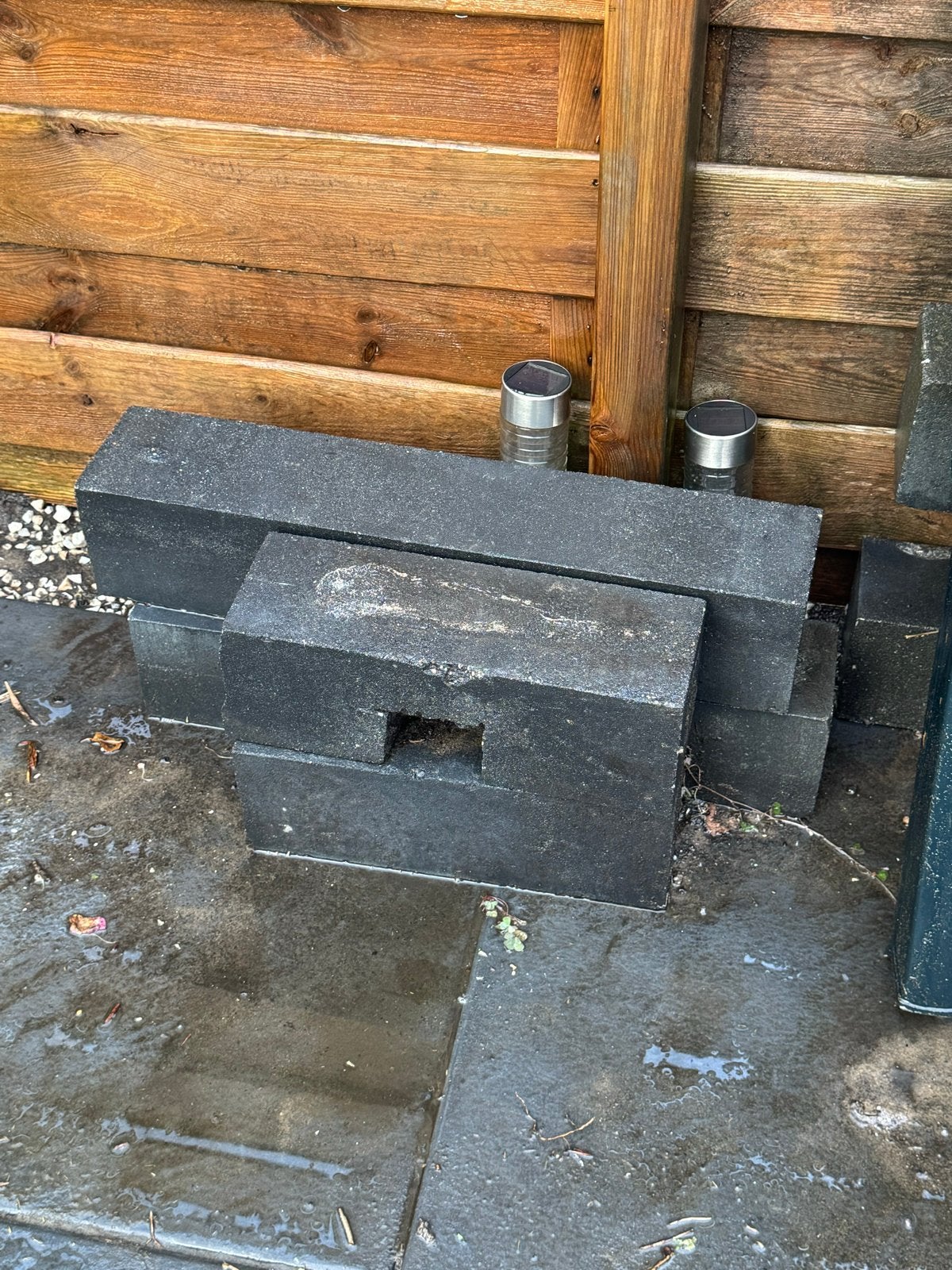 Zwarte betonnen stapelblokken voor tuin of constructie, Tuin en Terras, Ophalen, Overige materialen, Gebruikt, Zwart