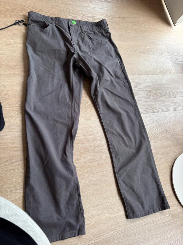 Hugo Boss pantalon mt 34-36, Kleding | Heren, Ophalen of Verzenden, Zo goed als nieuw, Maat 52/54 (L), Grijs