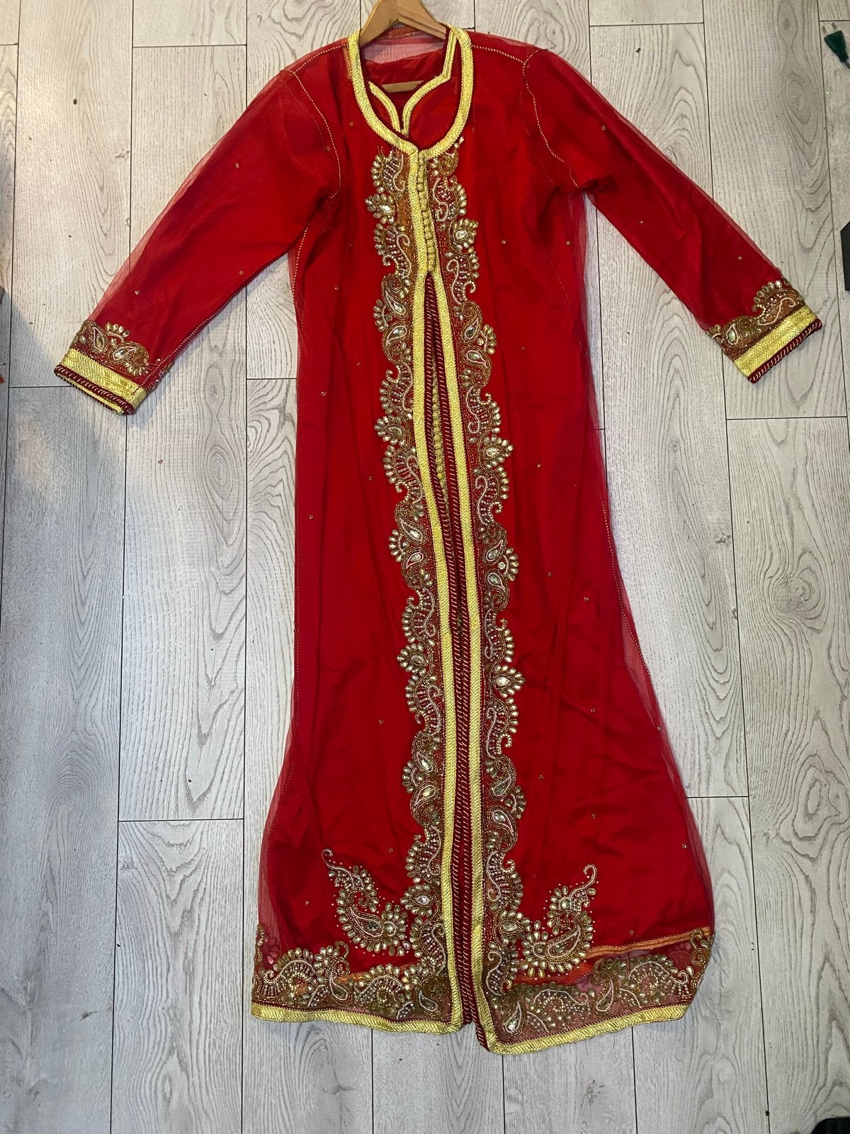 Prachtige rode kaftan met gouden borduursels, Maat 38/40 (M), Overige typen, Nieuw, Ophalen of Verzenden