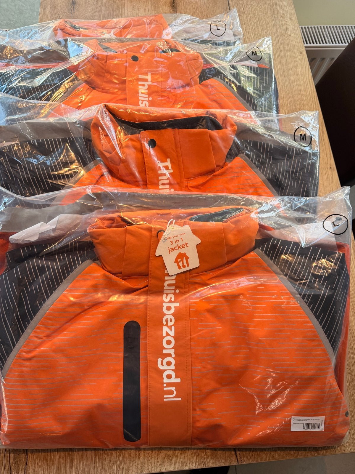 Thuisbezorgd jas nieuw, Ophalen, Nieuw, Maat 48/50 (M), Oranje