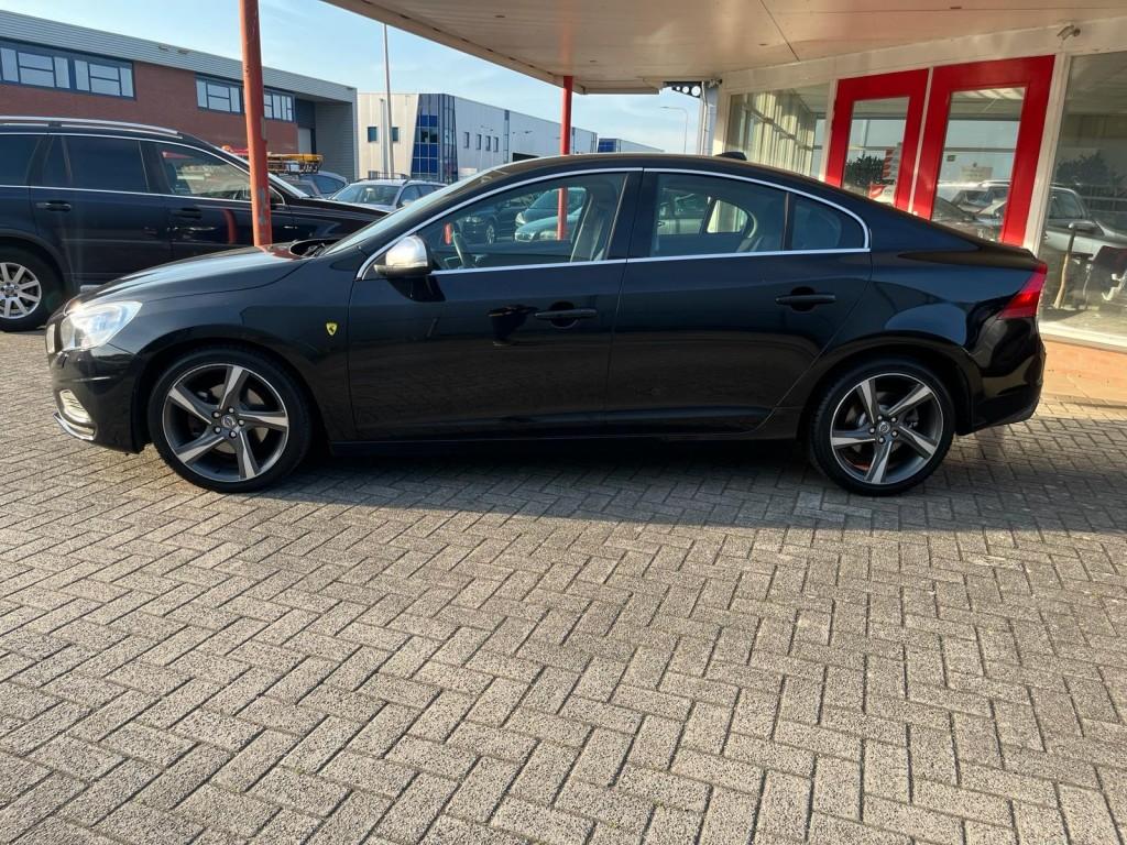 Volvo S60 1.6 T3 150PK R-Design  XENON/Trekhaak/NAVI, Voorwielaandrijving, 15 km/l, Gebruikt, 4 cilinders