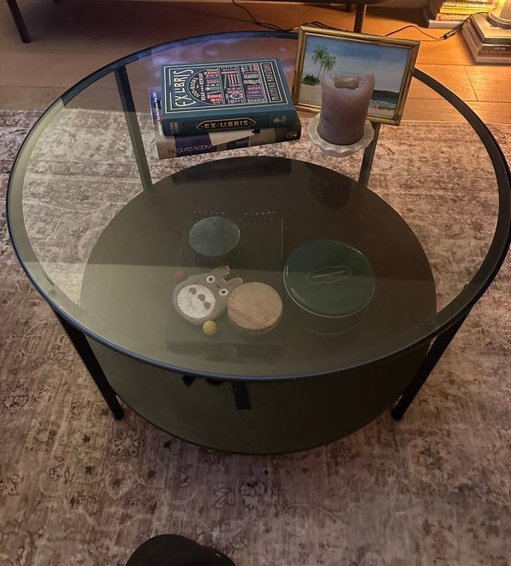 Zwarte en donkerbruine houten salontafel met glas, Ophalen, Gebruikt, Rond, 50 tot 100 cm