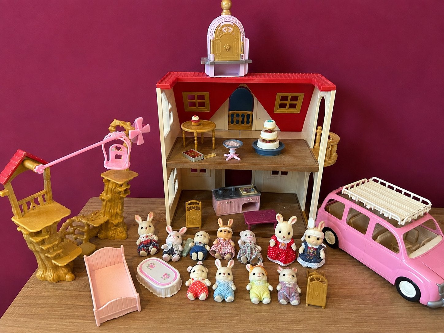 Sylvanian Families set: huis, auto, boomhut en veel figuren, Kinderen en Baby's, Ophalen of Verzenden, Zo goed als nieuw, Jongen of Meisje