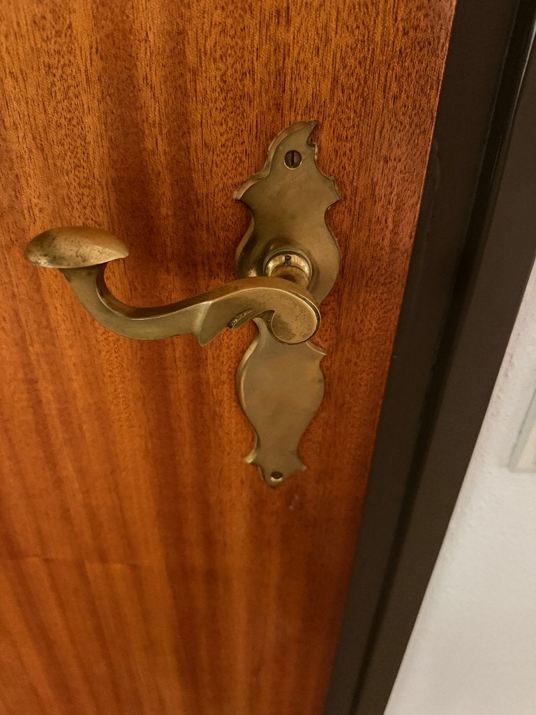 Antieke koperen deurklink met schild en slot, Ophalen, Gebruikt, Koper of Messing, Klink of Kruk