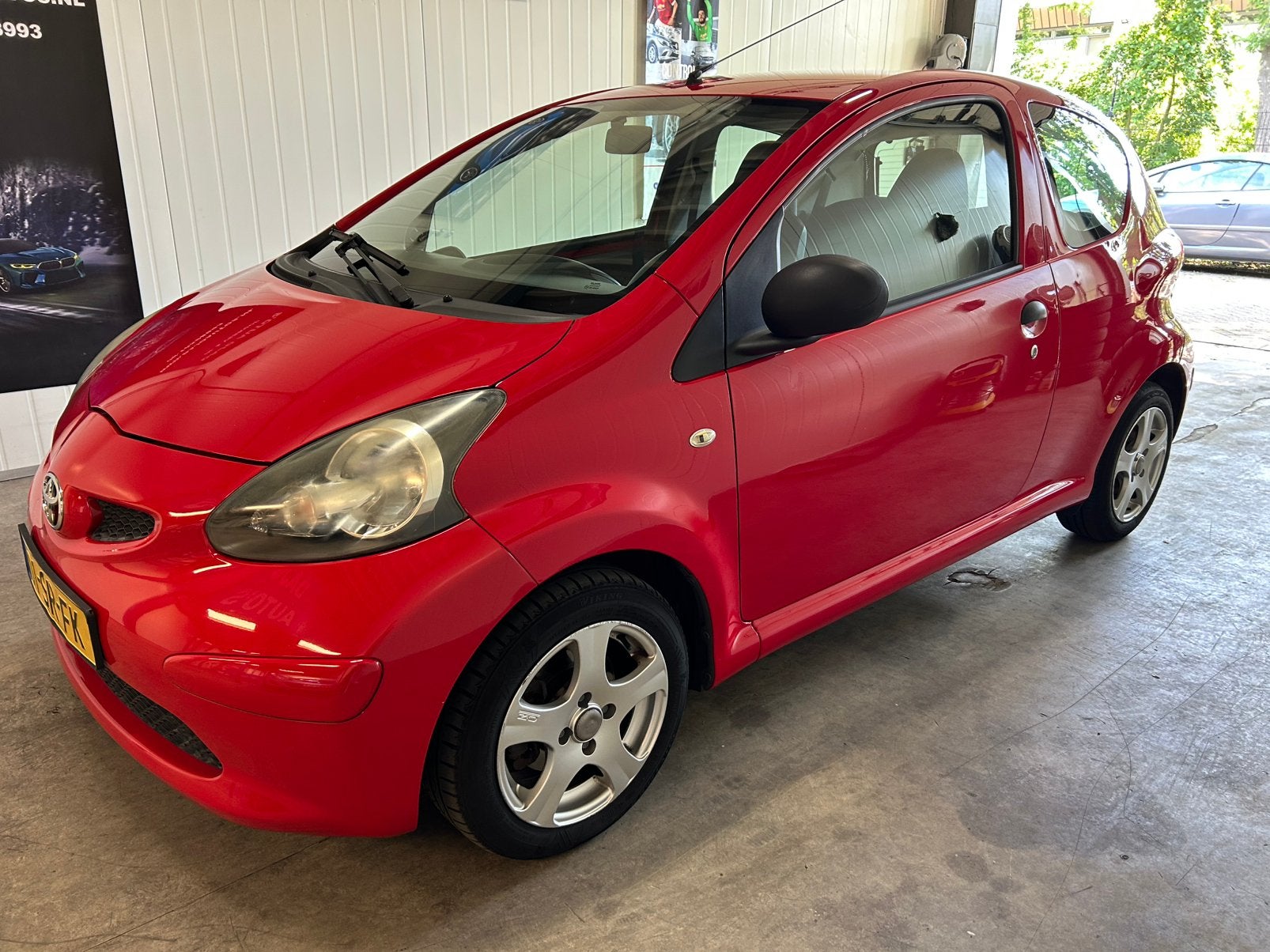 Toyota Aygo 1.0 12V Vvt-i 3DRS AIRCO 2006 Rood apk 3-2027, Auto's, Toyota, Voorwielaandrijving, Stof, Zwart, 765 kg