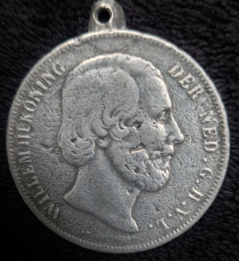 Koning WILLEM III hanger/munt twee-en-halve gulden uit 1870, Ophalen of Verzenden, Gebruikt, Nederland, Postzegel(s) of Munt(en)