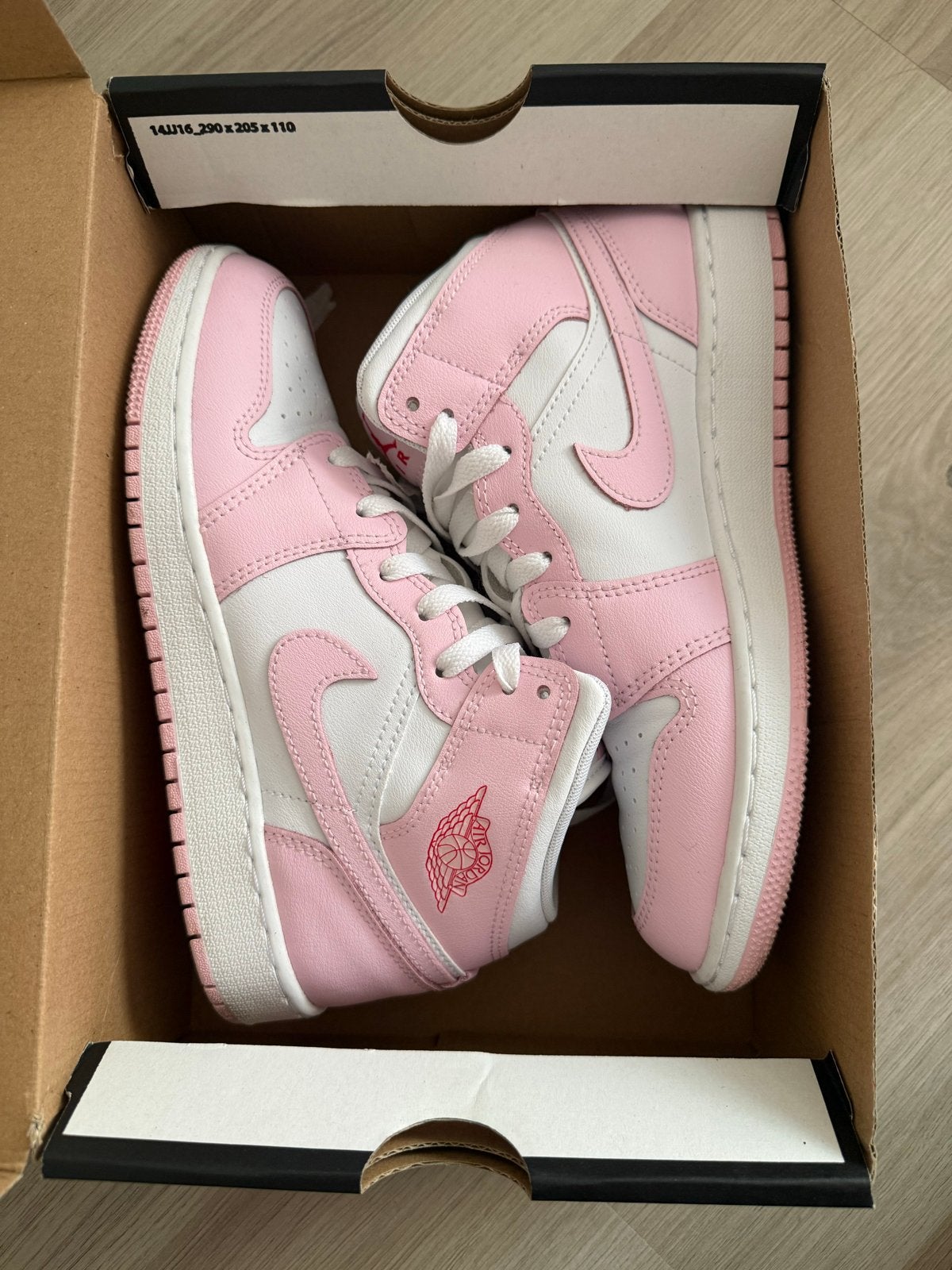 Roze met wit Nike Jordan sneakers - Zo goed als nieuw, Ophalen of Verzenden, Zo goed als nieuw, Roze, Sneakers of Gympen