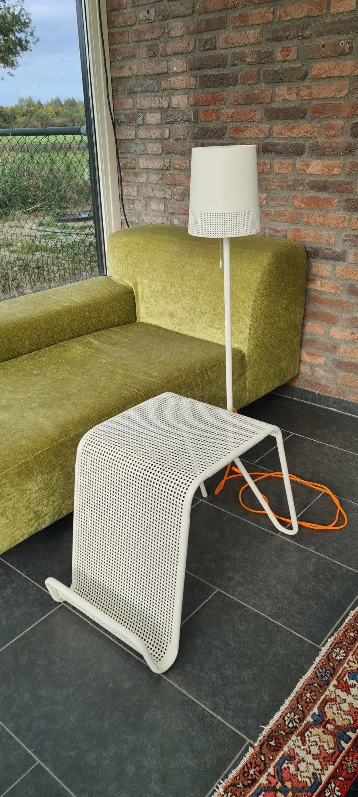 Ikea PS2014 bijzettafeltje met lectuurbak + verlichting, Ophalen, Minder dan 55 cm, Metaal of Aluminium, Zo goed als nieuw