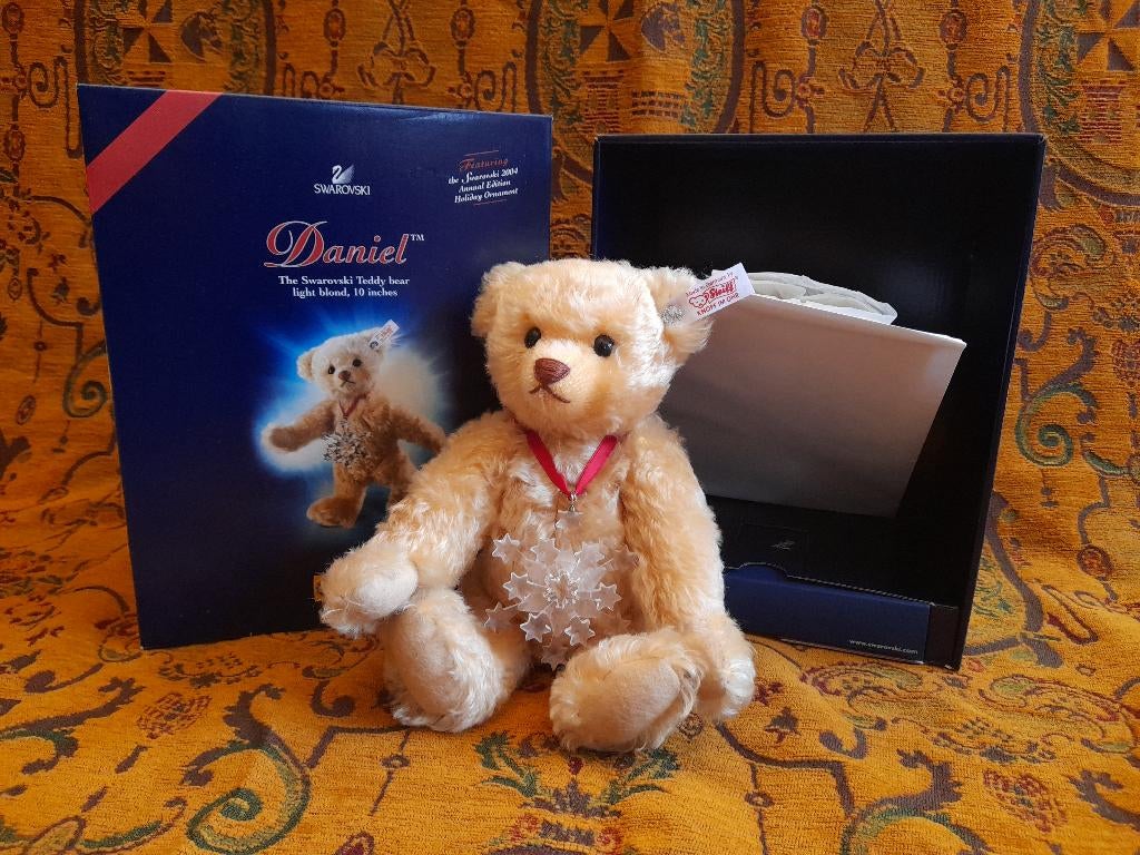 SWAROVSKI STEIFF 2004 DANIEL BEAR EAN 037511 / 693802, Ophalen of Verzenden, Zo goed als nieuw, Stoffen beer, Steiff