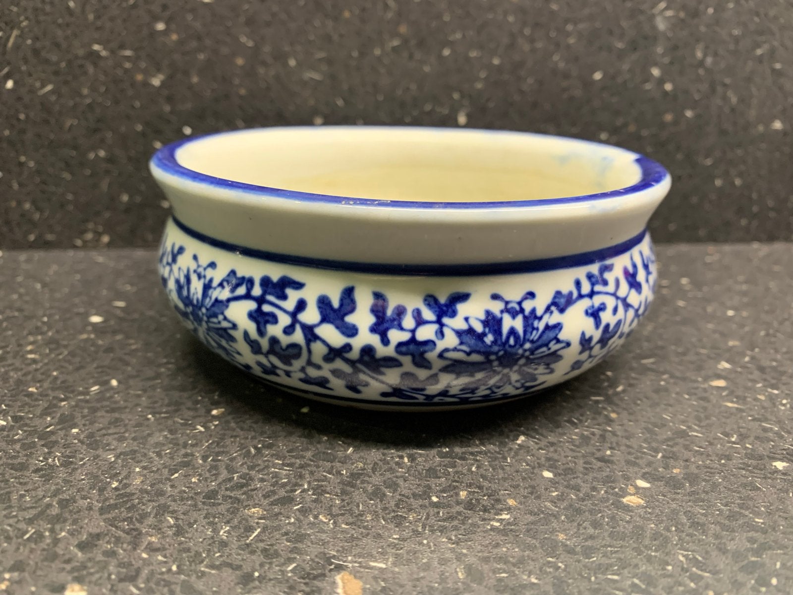 Delfts Blauw schaaltje met bloemmotief, Gebruikt, Handbeschilderd, Porselein of Keramiek, Schaal