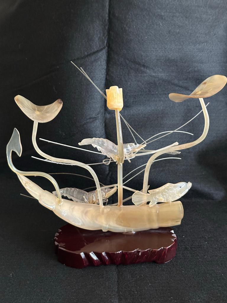 Chinees kunstwerk van handgesneden buffelhoorn, Antiek en Kunst, Overige typen, Ophalen of Verzenden, Handgemaakt, 20 - 50 cm
