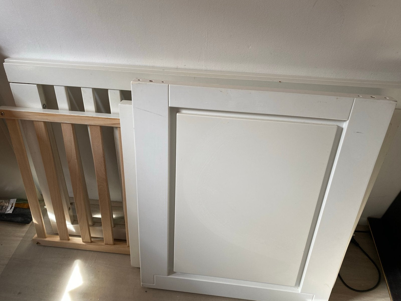 Wit houten babybedje met lattenbodem, Ophalen, Gebruikt, Lattenbodem, Minder dan 140 cm
