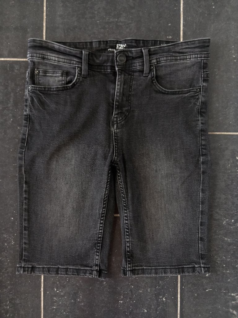 Herenshorts 2 stuks korte broek denim black maat S zgan!!!, Ophalen of Verzenden, Zo goed als nieuw, Zwart, Overige jeansmaten