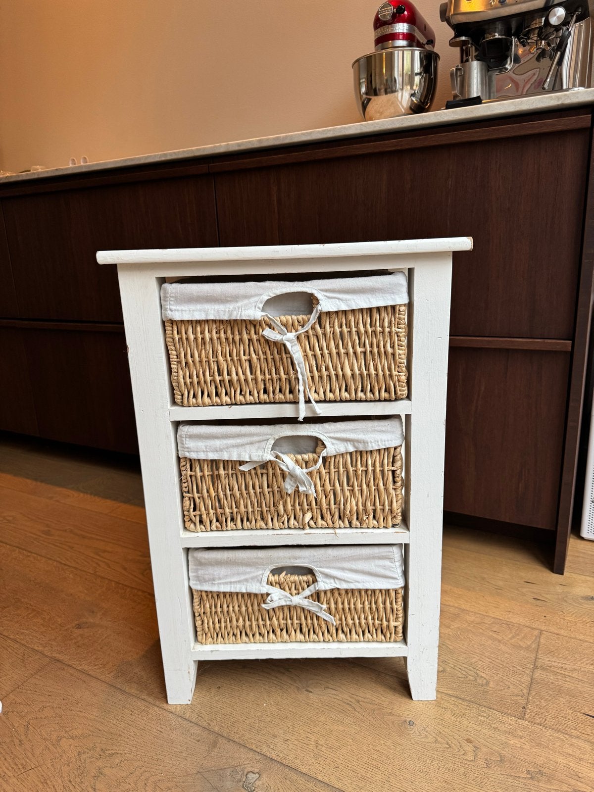 Wit kastje met 3 rieten manden, Ophalen, Minder dan 50 cm, Gebruikt, Landelijk