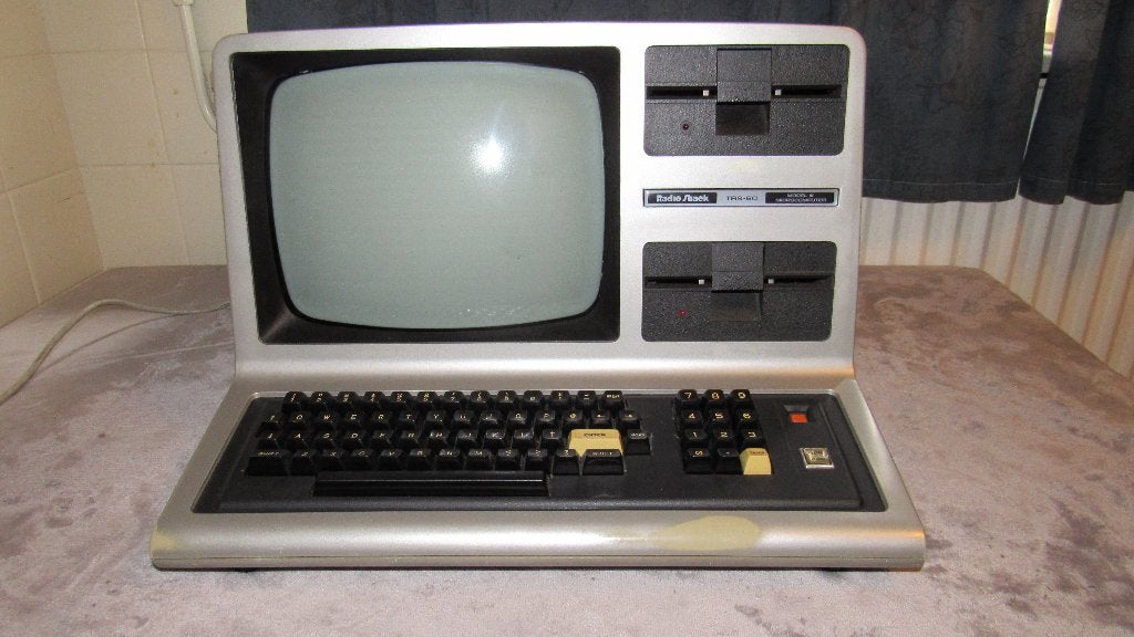 Tandy TRS-80 Model 3 48KB dual floppy 220V werkt, Ophalen, Vintage computer