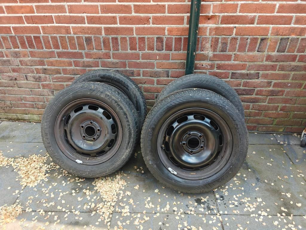 Volvo 15 inch winterbanden op stalen velg, Auto-onderdelen, Ophalen, Volvo