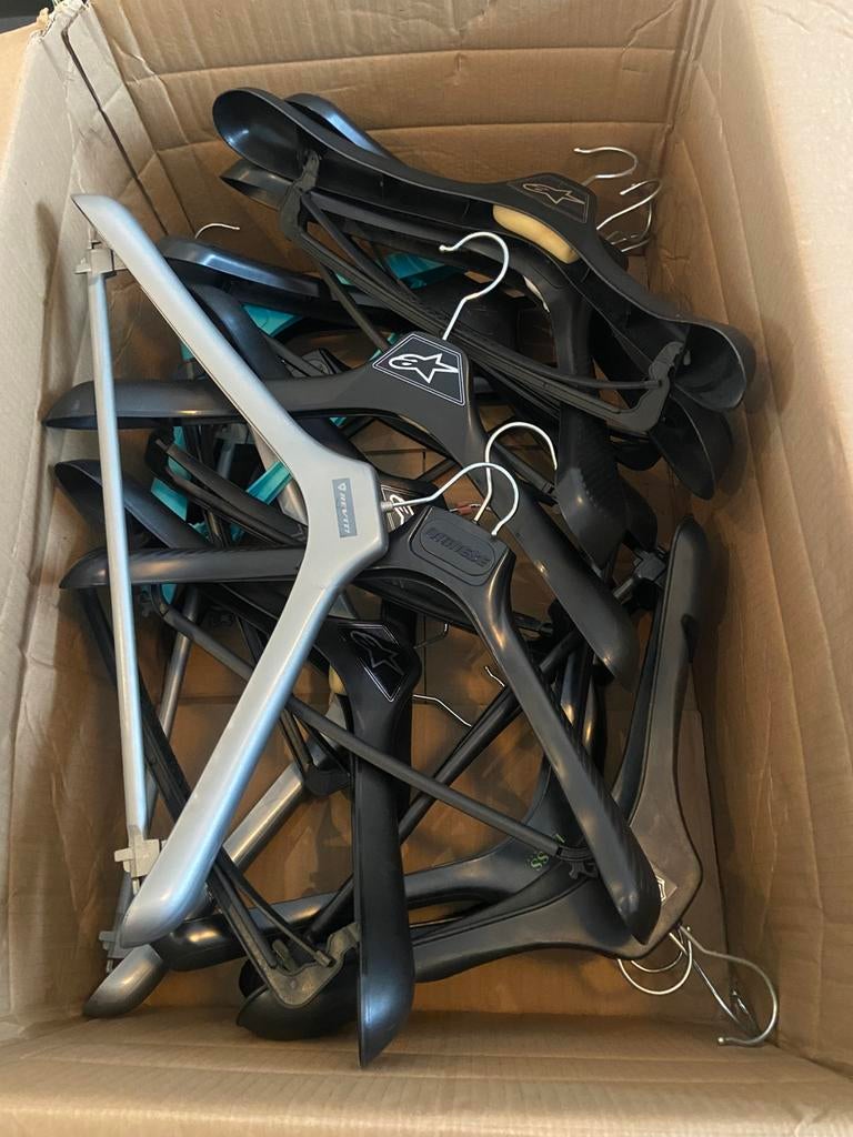 Motorsport kleding hangers., Motoren, Ophalen, Tweedehands