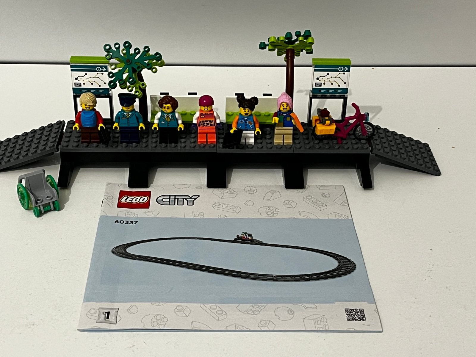 Lego 60337 - perron XL met figuren, Ophalen of Verzenden, Zo goed als nieuw