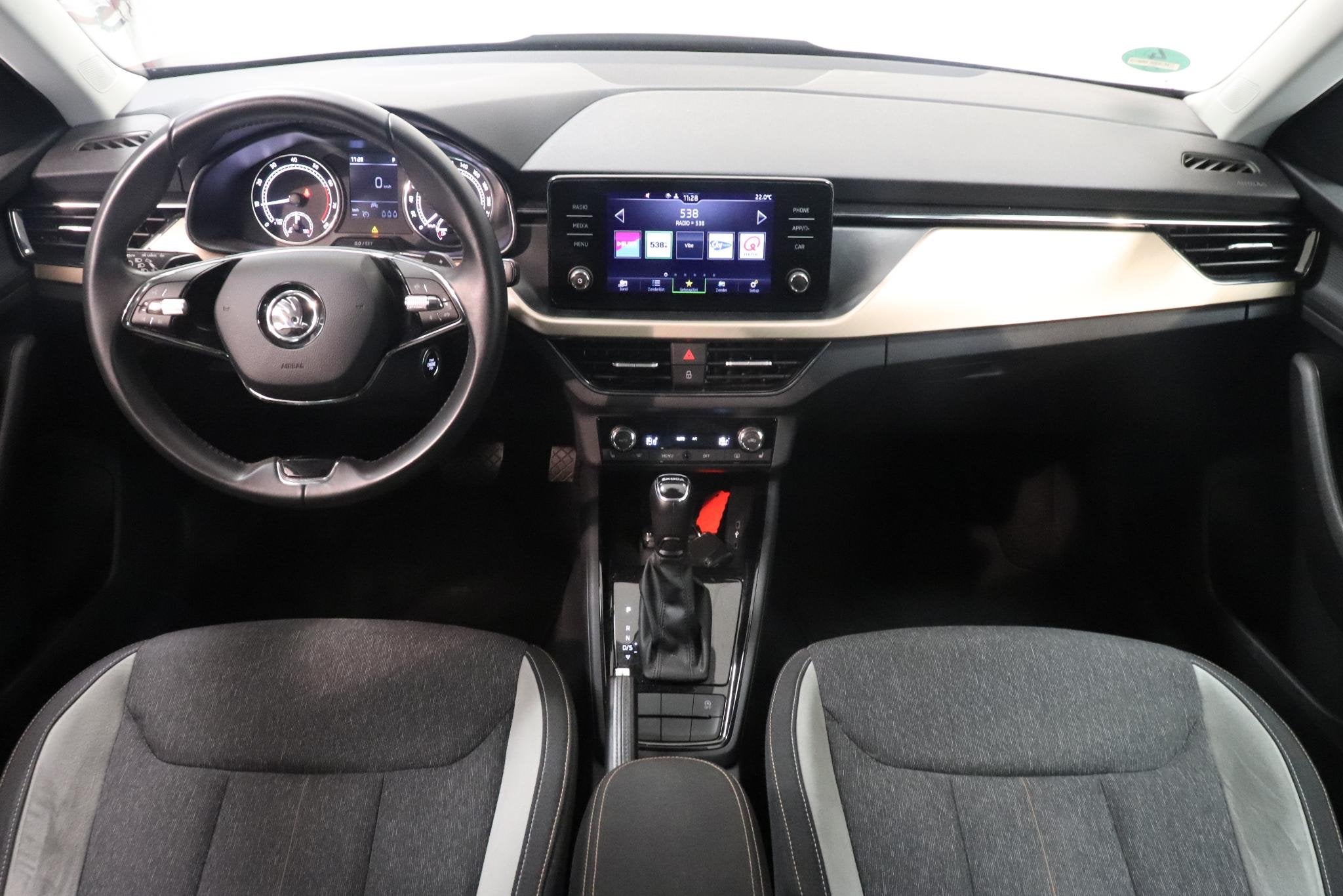 Skoda Kamiq 1.0 TSI DSG Business Edition | Parkeersensoren |, Gebruikt, Met garantie (alle), Zwart, 3 cilinders