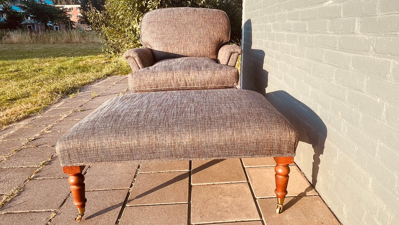 Landelijke brocante fauteuil + bijpassend  hocker, Ophalen, Zo goed als nieuw, 75 tot 100 cm, 50 tot 75 cm
