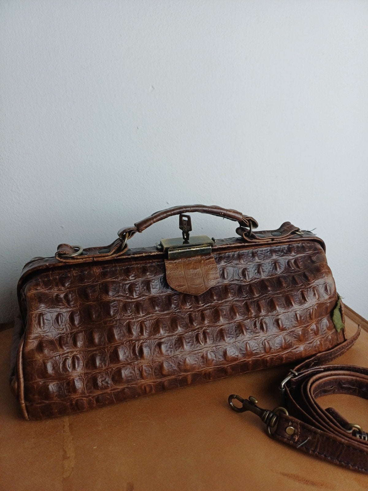 Teckeltas met bruin crocoprint Fred de la Bretoniere, Ophalen of Verzenden, Bruin, Handtas