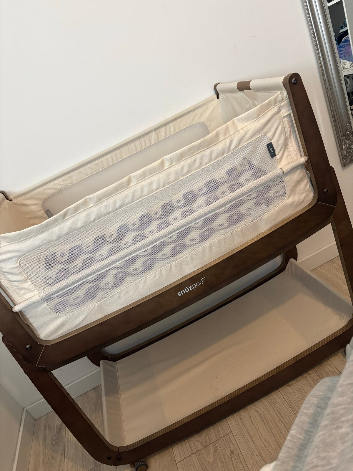 Snüzpod 5 Co-Sleeper Wieg - Walnut - Zo goed als nieuw, Ophalen, Zo goed als nieuw, Wieg