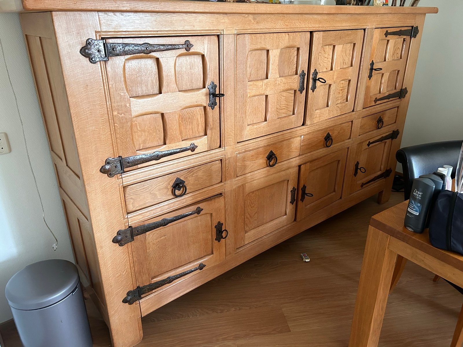 Grote eikenhouten kast met smeedijzeren beslag, Ophalen