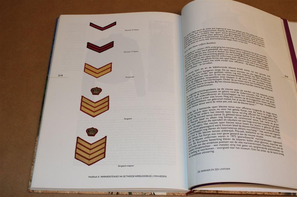 De Marinier & Zijn Uniform — Kleding Korps Mariniers, Ophalen of Verzenden, Tweede Wereldoorlog, Zo goed als nieuw, Overige onderwerpen