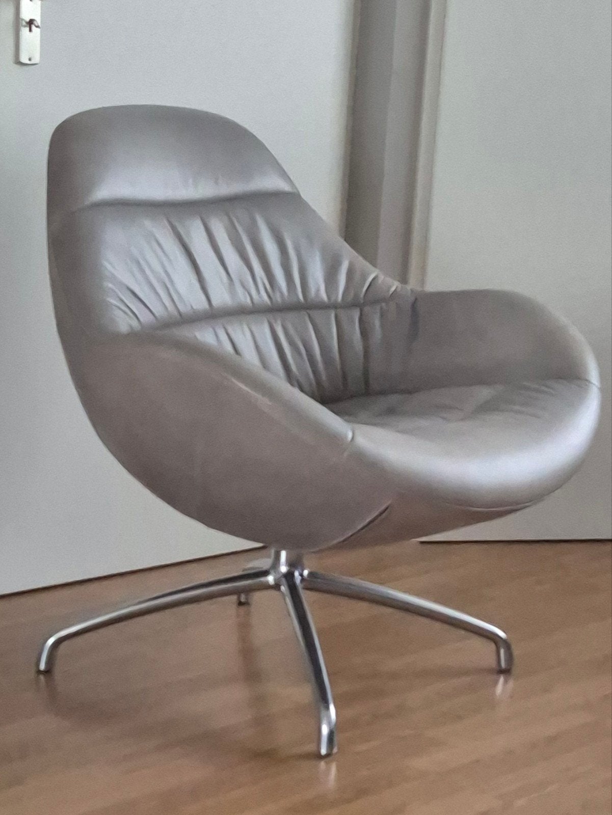 Design on stock Nylo draai fauteuil in loxton leer L grijs, Huis en Inrichting, Fauteuils, Ophalen, Vintage retro design leolux artifort stijl