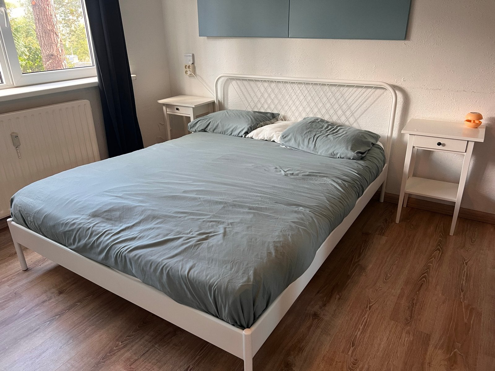 GRATIS IKEA Nesttun bed 160x200cm, matrassen en nachtkastjes, Ophalen, Gebruikt, Wit, Tweepersoons