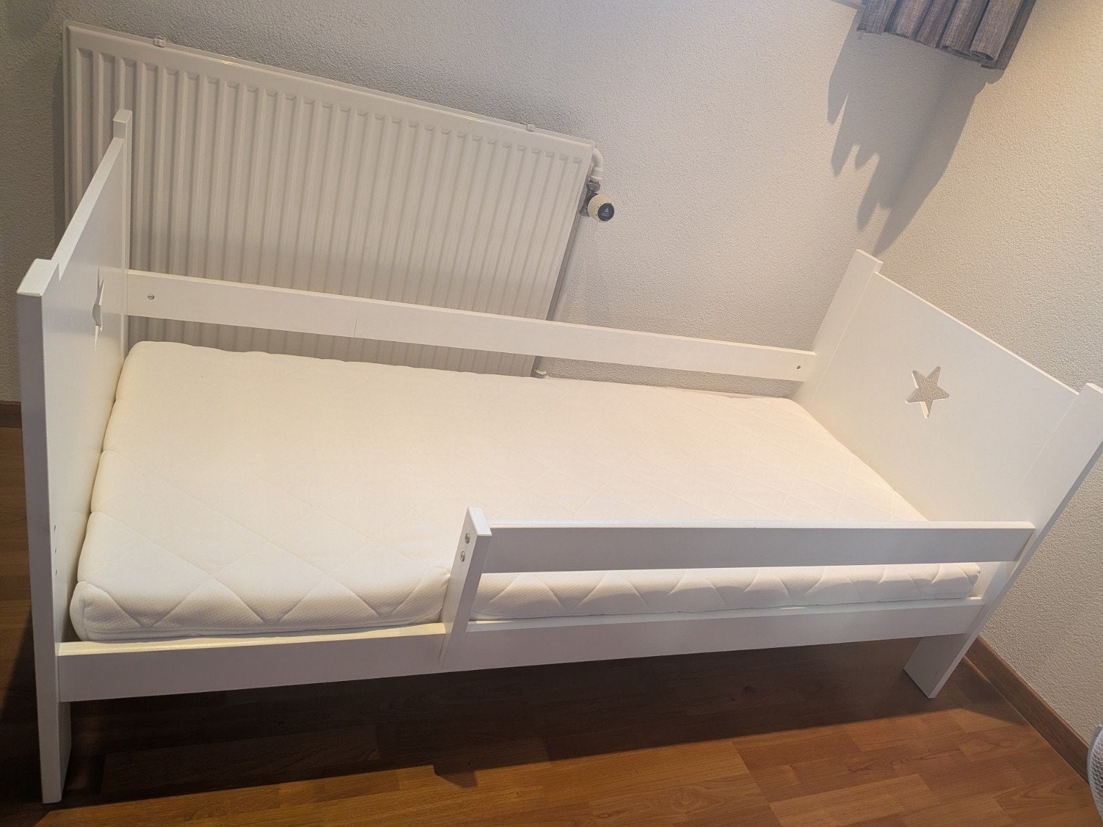 Peuterbed Petite Amélie met lattenbodem en matras, Kinderen en Baby's, Kinderkamer | Bedden, 70 tot 85 cm, Zo goed als nieuw, Minder dan 140 cm
