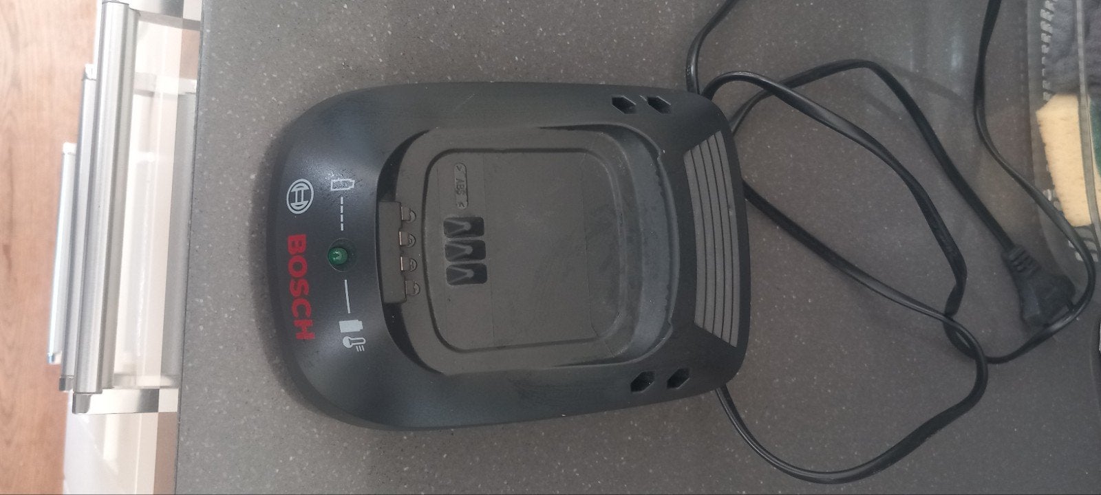 accu op lader, Ophalen of Verzenden, Zo goed als nieuw, Boor- en Schroefmachine