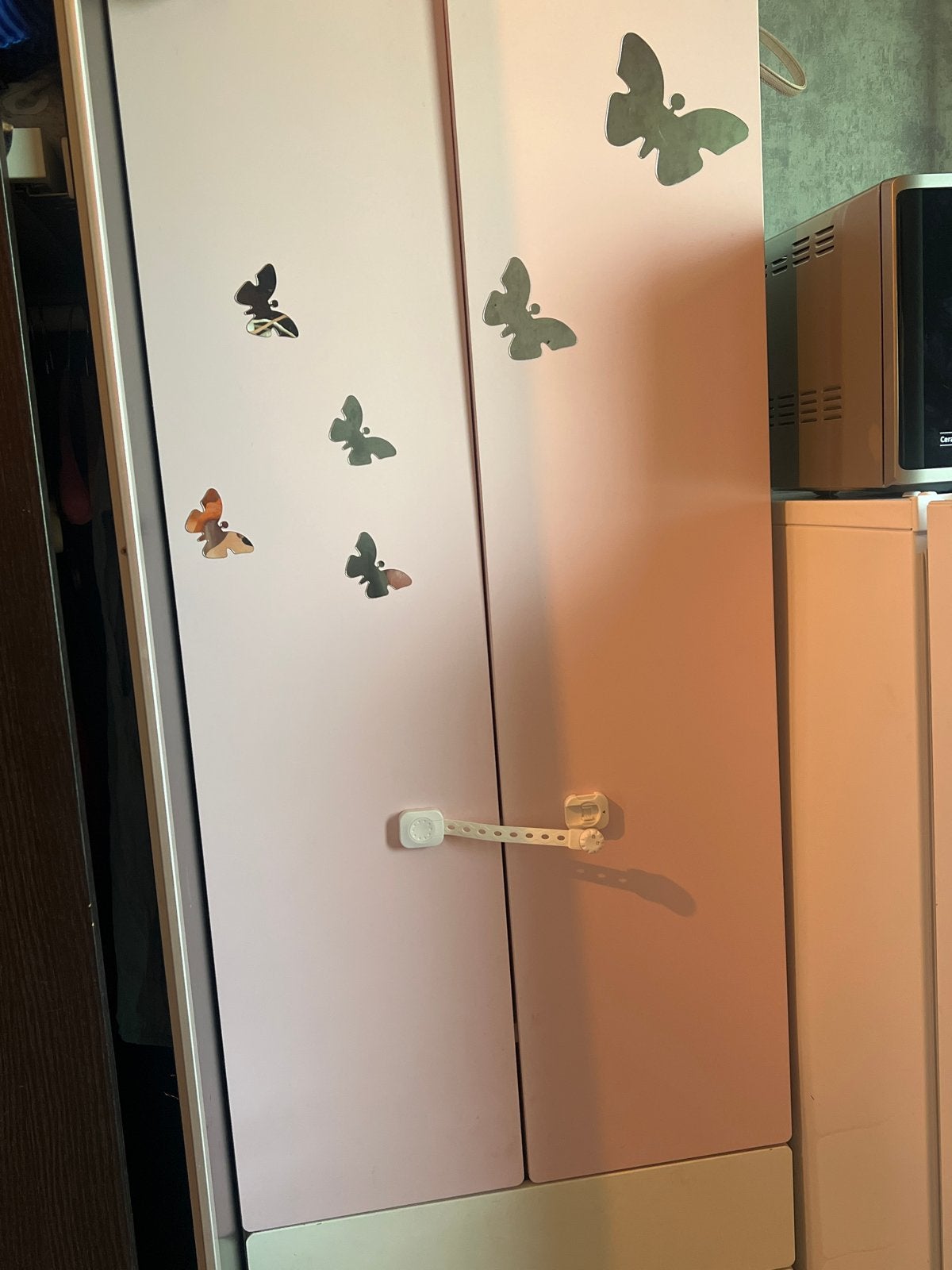 Roze kledingkast met lades en vlinderdecoratie, Huis en Inrichting, Kasten | Kledingkasten, Ophalen, Kunststof, Gebruikt, 50 tot 100 cm