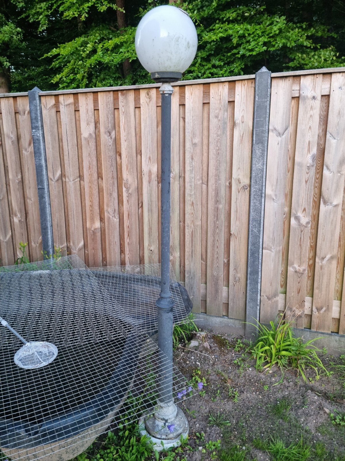 Lantaarn met ijzeren voet en bol / kap circa 2m hoog.

Wegen, Gebruikt, Staande lamp, Ophalen of Verzenden, Netvoeding