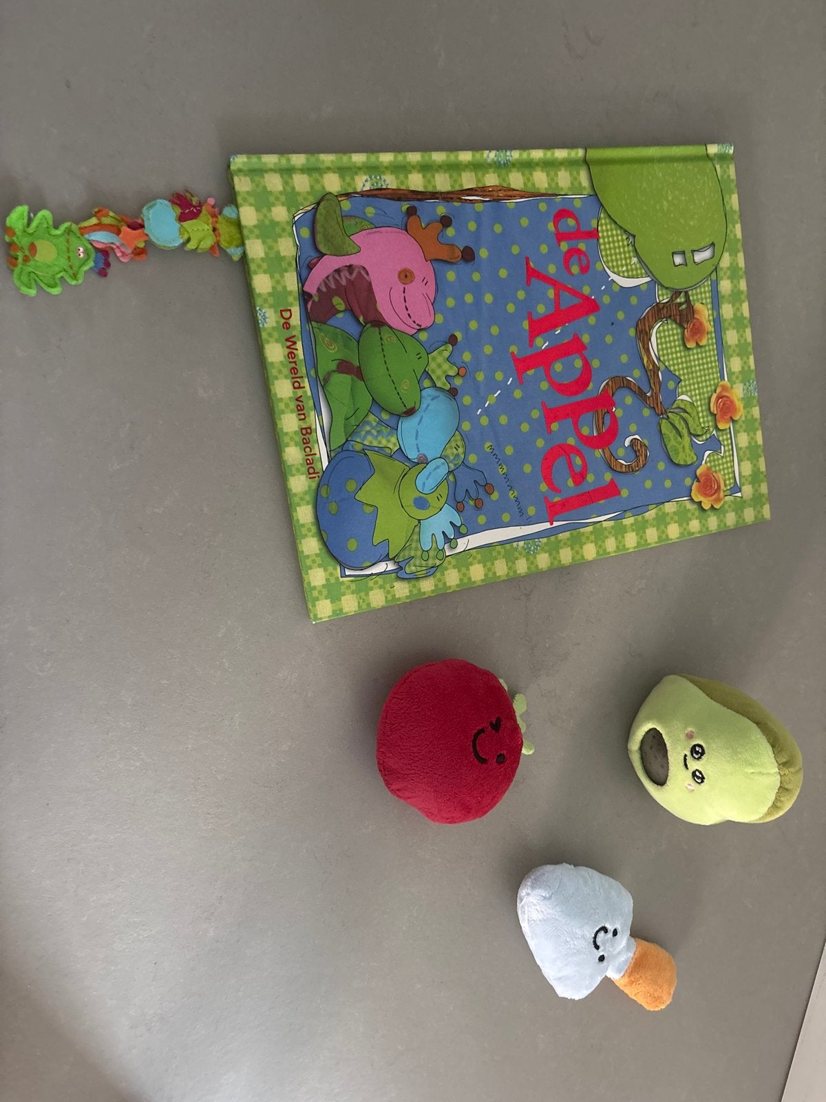 De Appel - De Wereld van Bacladi kinderboek, Fictie algemeen, Jongen of Meisje, Ophalen of Verzenden, Zo goed als nieuw