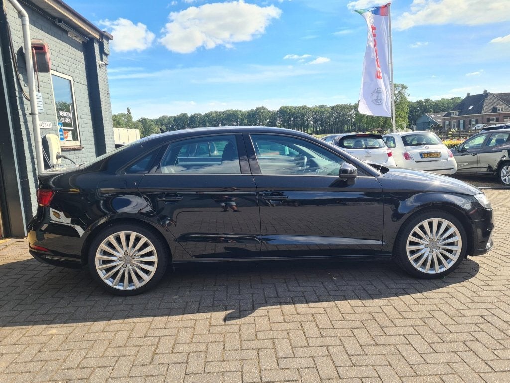 Audi A3 Limousine 30 TFSI Advance Digitaal dashboard Carplay, Auto's, Gebruikt, Euro 6, 116 pk, Zwart