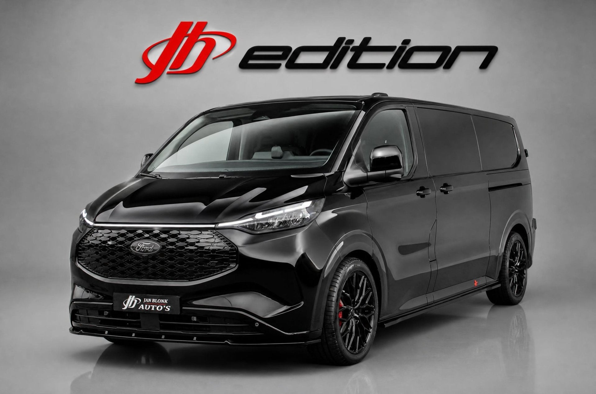 Ford E-Transit Cust. 320 L2H1 Limited 71 kWh DC DUBBEL CABIN, Auto's, Automaat, Achterwielaandrijving, Zwart, Zwart