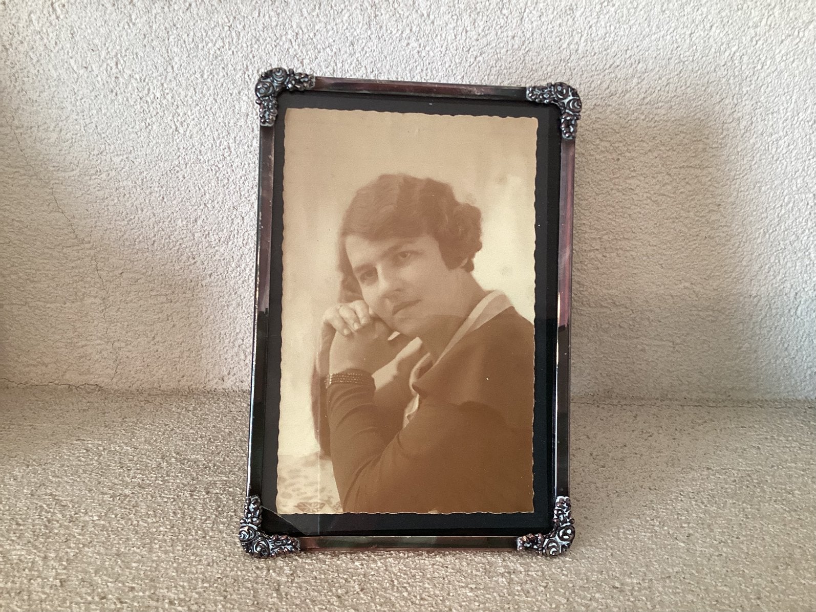 Vintage Metalen Fotolijst met Sierlijke Bloemenhoekjes ., Audio, Tv en Foto, Fotografie | Fotolijsten, Ophalen of Verzenden, Zo goed als nieuw