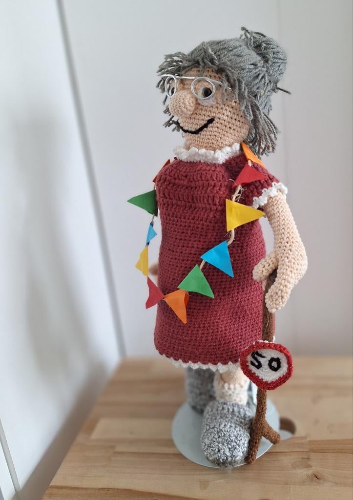 Gehaakte Sara pop met wandelstok en verkeersbord 50, Hobby en Vrije tijd, Textiel, Meerkleurig, Ophalen of Verzenden, Zo goed als nieuw