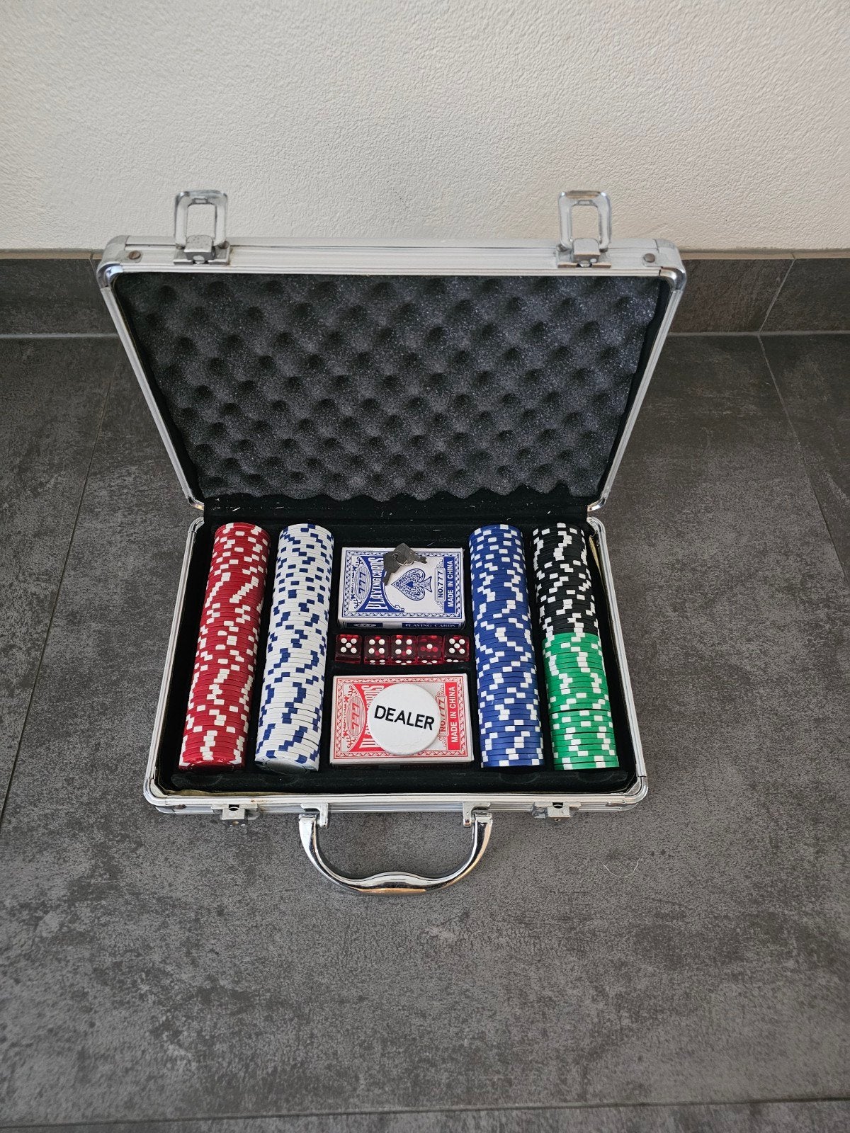Pokerkoffer met fiches, kaarten en dealer button, Vijf spelers of meer, Ophalen of Verzenden, Zo goed als nieuw