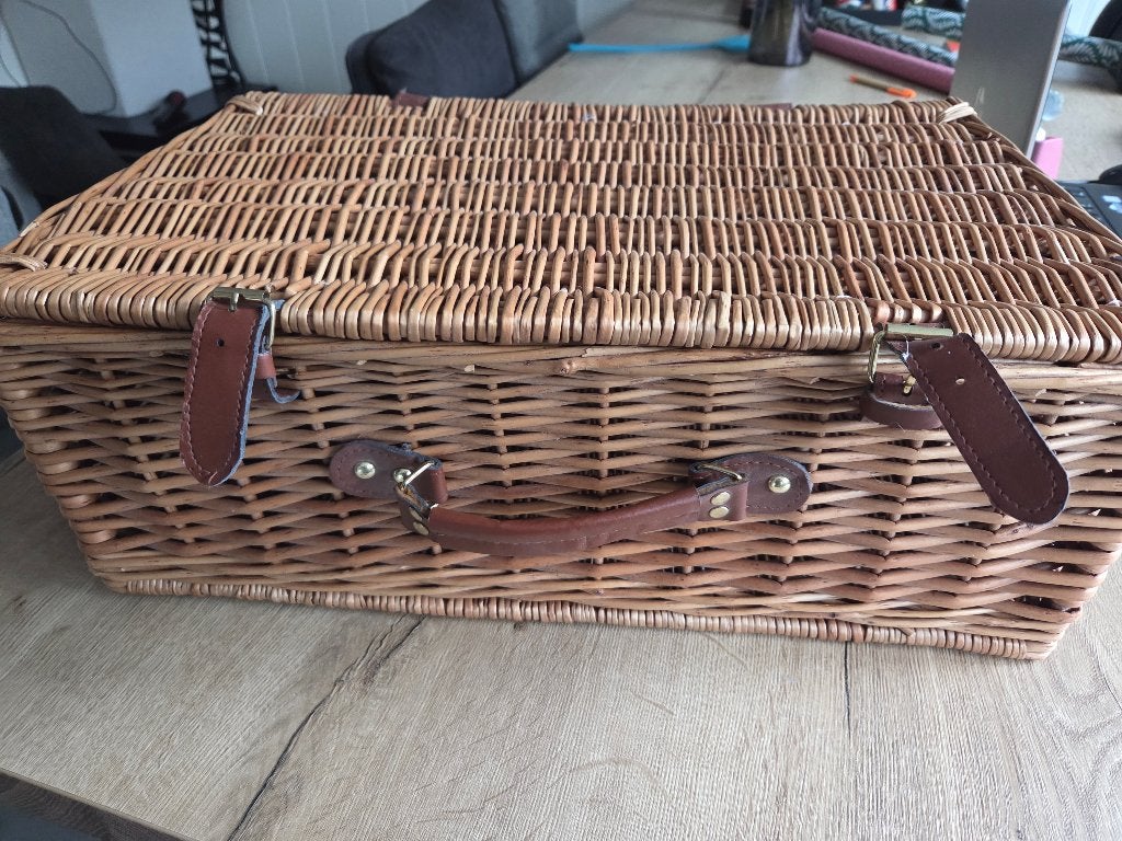 Picknickmand met inhoud, Ophalen, Zo goed als nieuw