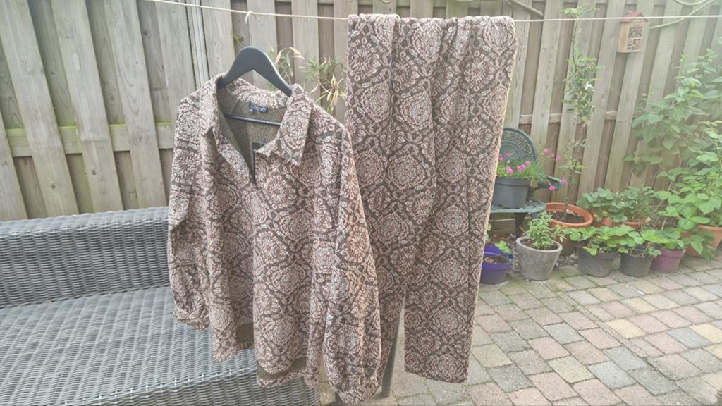 Broekpak in nieuwstaat - Label nog aan blouse, Ophalen of Verzenden, Nieuw, Maat 42/44 (L), Bruin