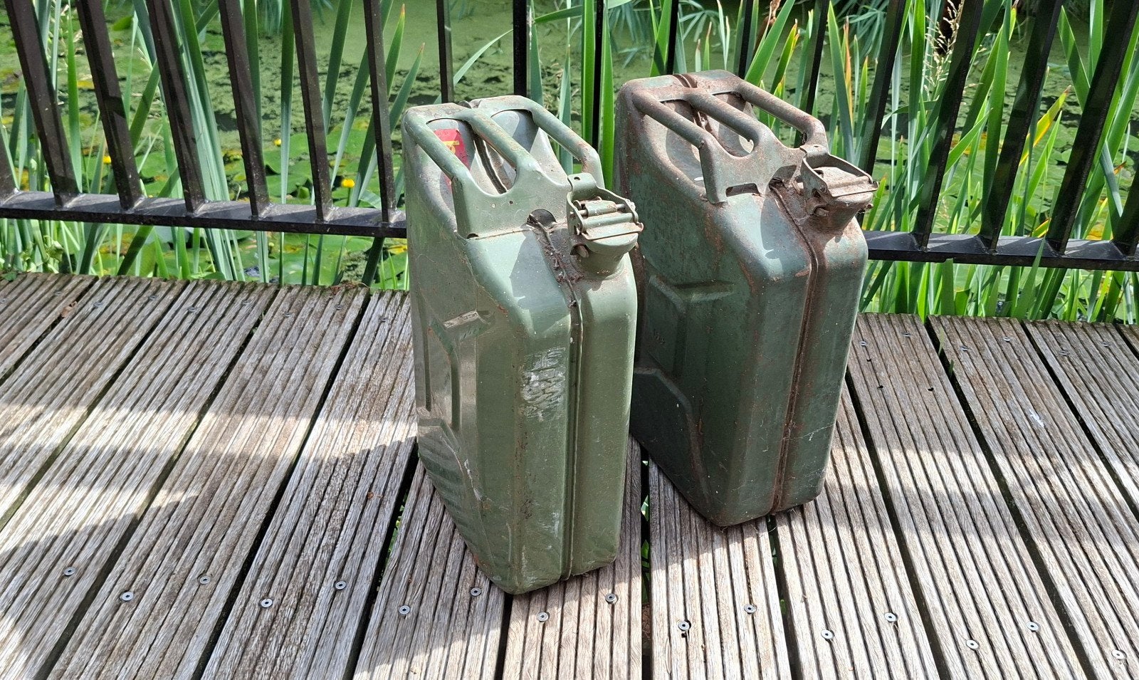 Set van 2 Vintage Groene Jerrycans, Ophalen