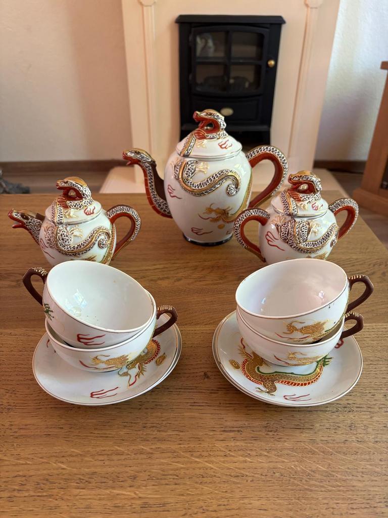 vintage Japans theeservies versierd met drakenmotieven, Antiek en Kunst, Antiek | Servies compleet, Ophalen of Verzenden