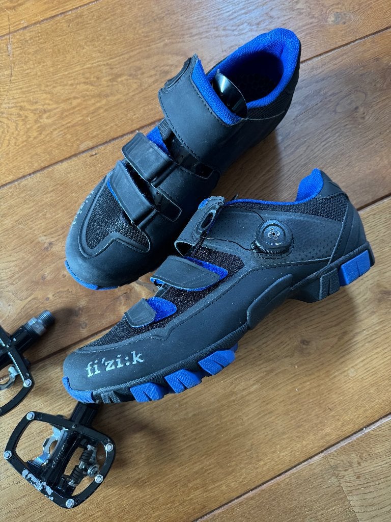 MTB schoenen mt 42 Fizik met pedalen, Dames, Schoenen, Overige maten, Ophalen of Verzenden
