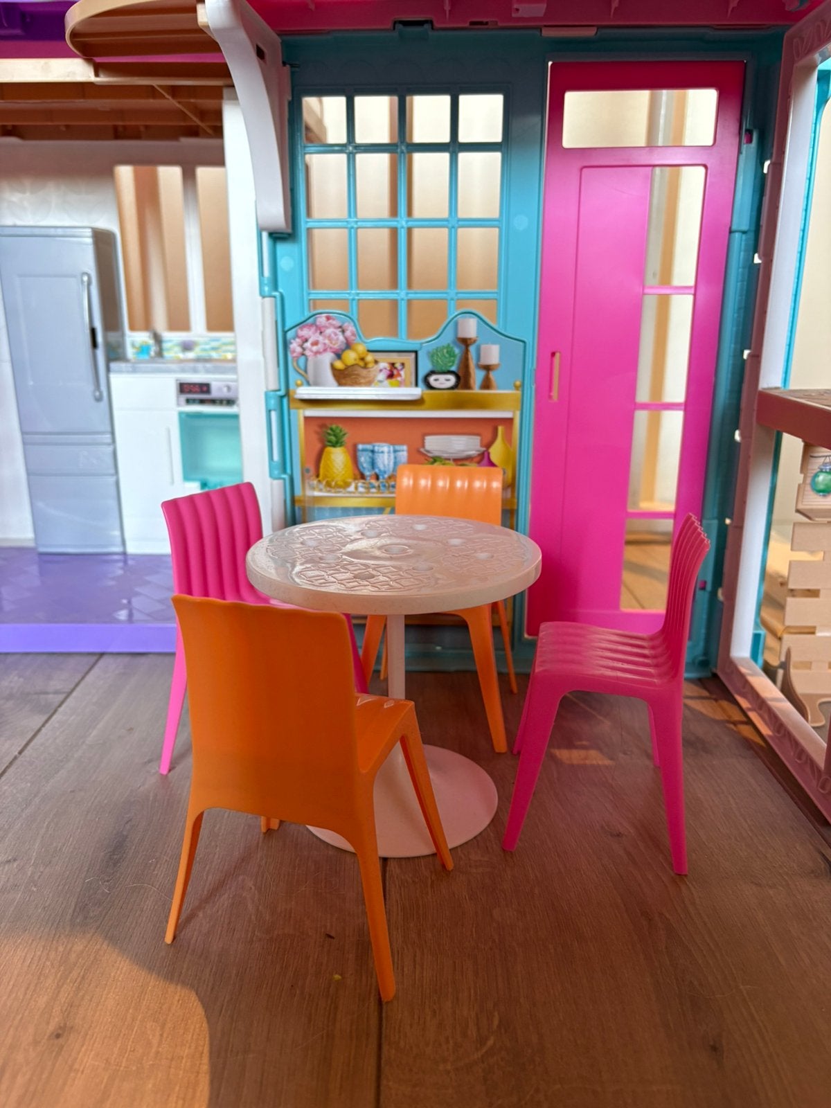 Barbie inklapbaar barbiehuis, 16 barbies, bad, keuken, bord, Ophalen, Zo goed als nieuw, Barbie