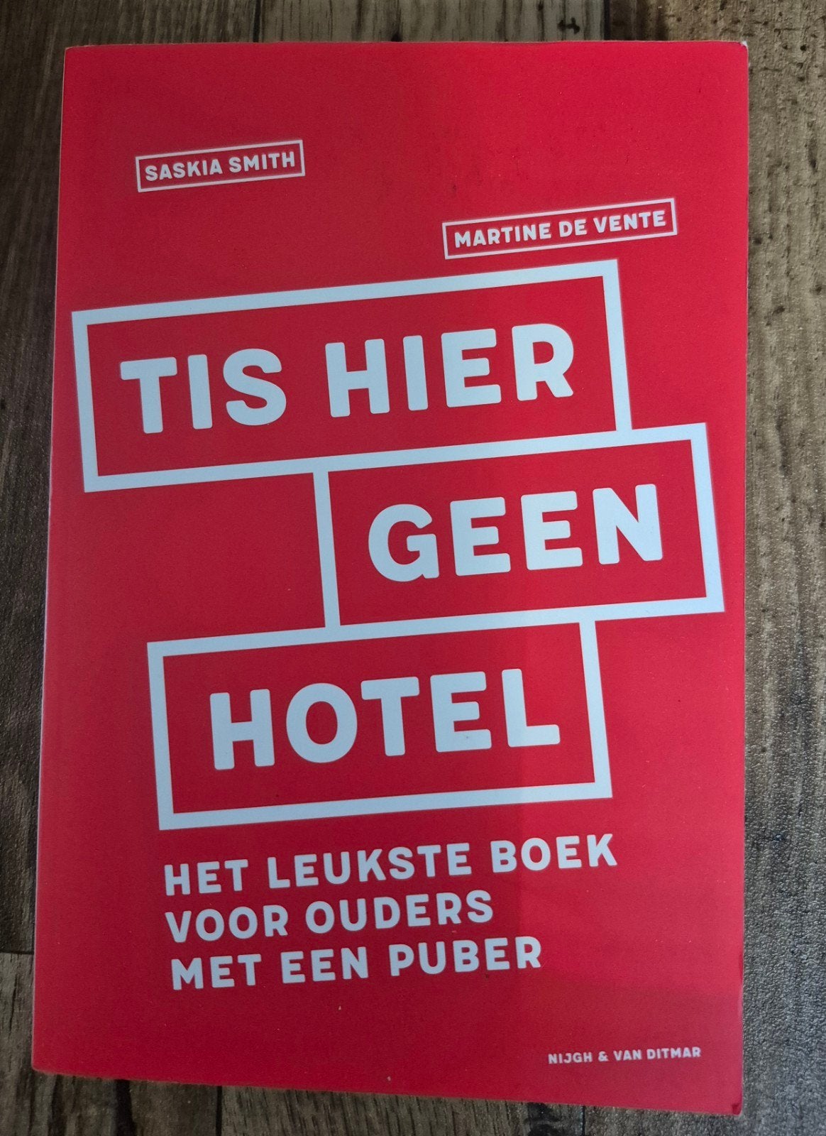 Tis hier geen hotel - Saskia Smith en Martine de Vente, Ophalen of Verzenden, Zo goed als nieuw, Saskia smith en martine de vente