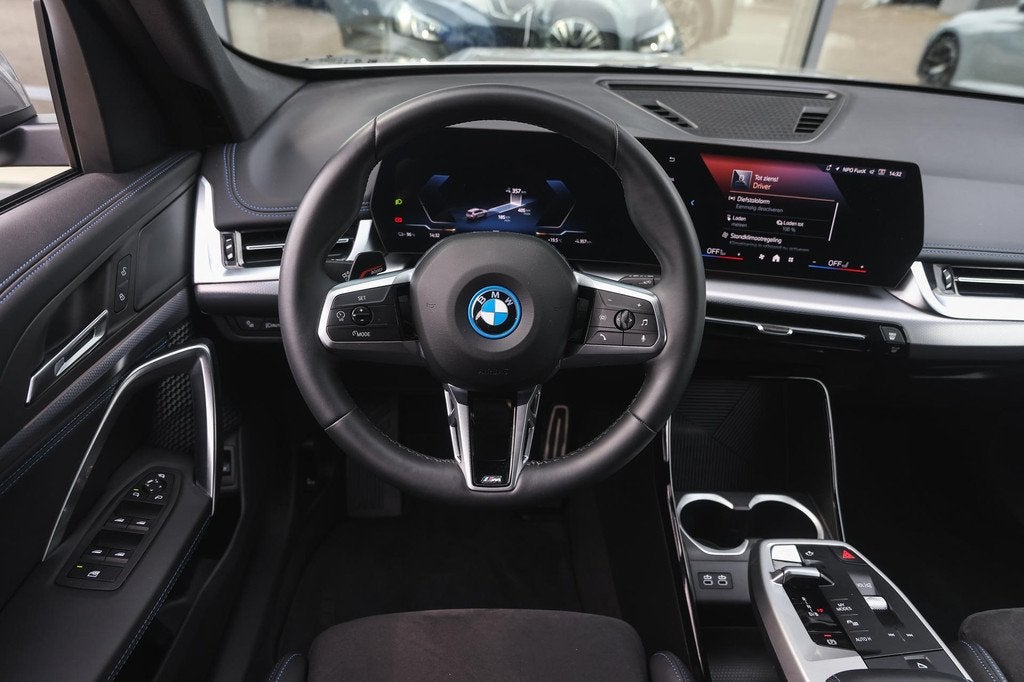 BMW iX1 xDrive30 M Sport / Sportstoelen / Achteruitrijcamera, Auto's, BMW, Gebruikt, Zwart, Met garantie (alle), 24 min